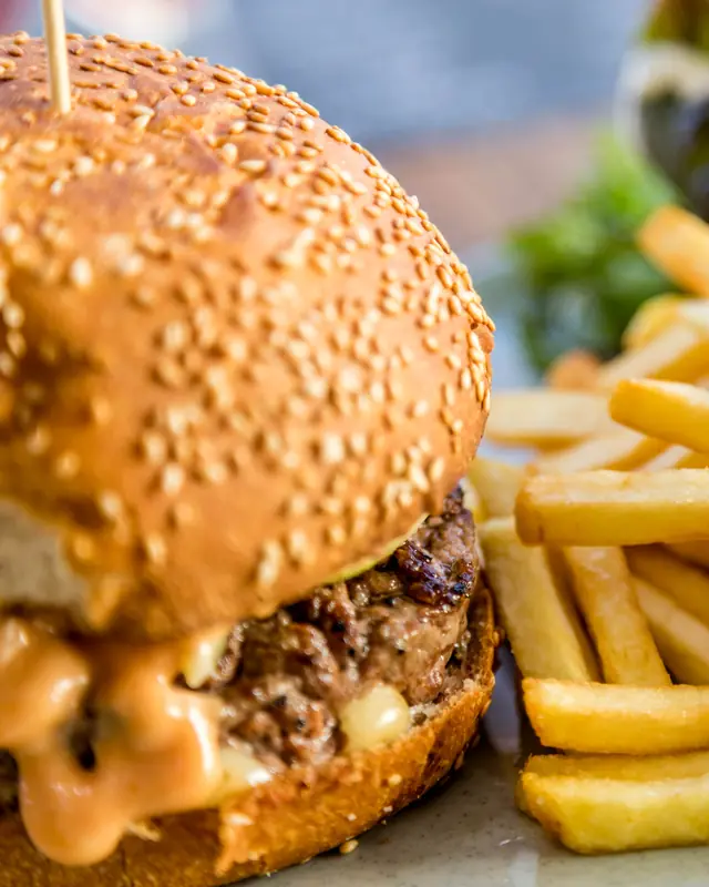 Burger au pain sésame et frites maison