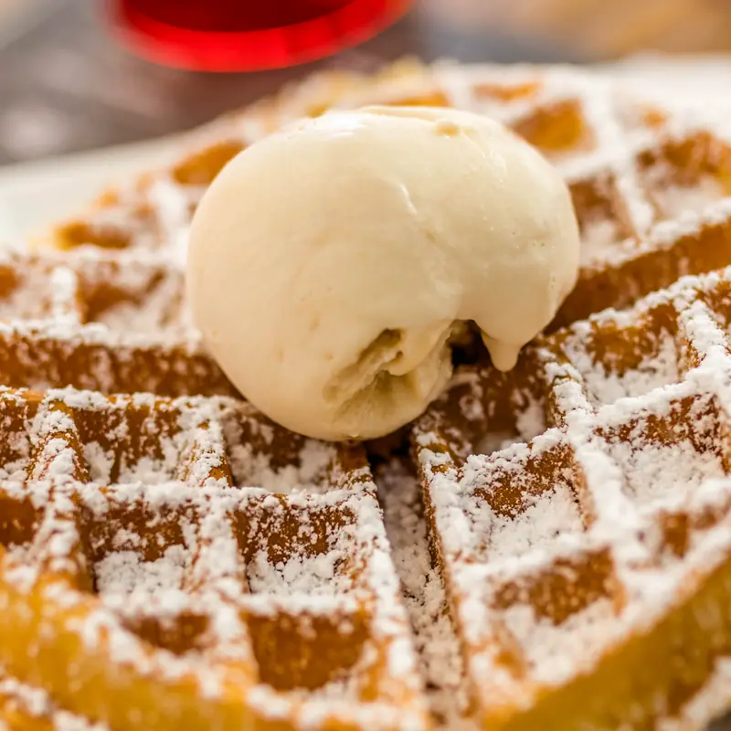 Une boule de glace sur une gaufre au sucre glace, chez Maison GAC